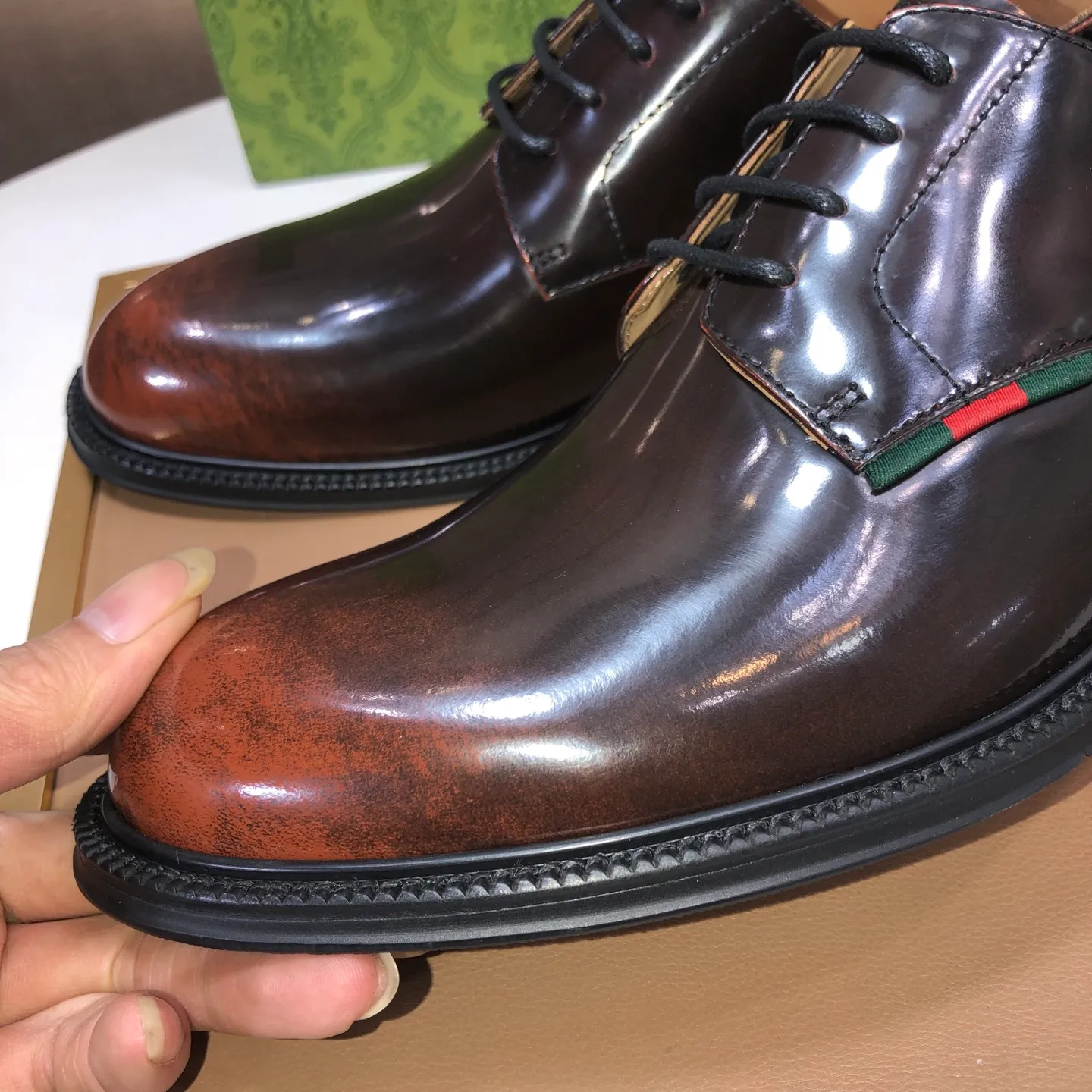 Factory batch 500💰Italy’s top luxury men’s shoe giant (GUCCI) (Gucci) (full cowhide lining) new arrival🍃Original European style🔰 Pleasant to the eye😍In order to make the shoes more durable and non-deformable🌀The production continues to follow traditional methods but there is still no lack of innovation💪The original sheepskin is selected for the leather♻️Smooth, natural and extra bright⭐Made of imported cowhide The rich man’s first choice 38-45 (45 customized)